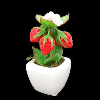 گلدان به همراه گل مصنوعی مدل توت فرنگی
