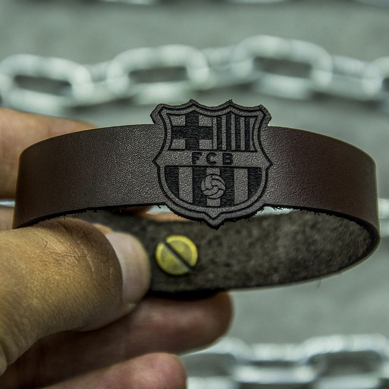 دستبند چرمی چرمینه اسپرت طرح بارسلونا کد 3018