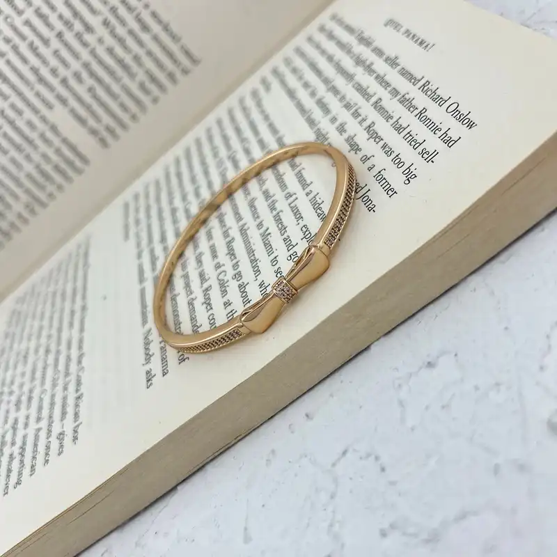 دستبند النگویی زنانه ژوپینگ مدل پاپیون کد B4584