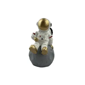 مجسمه مدل آدم فضایی نشسته بر ماه کد 02