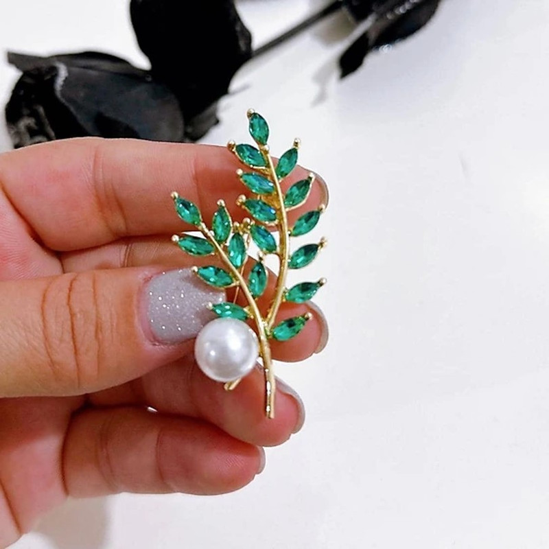 گل سینه زنانه مدل شاخه زمرد طرح مارکیز و تک مروارید کدngr321