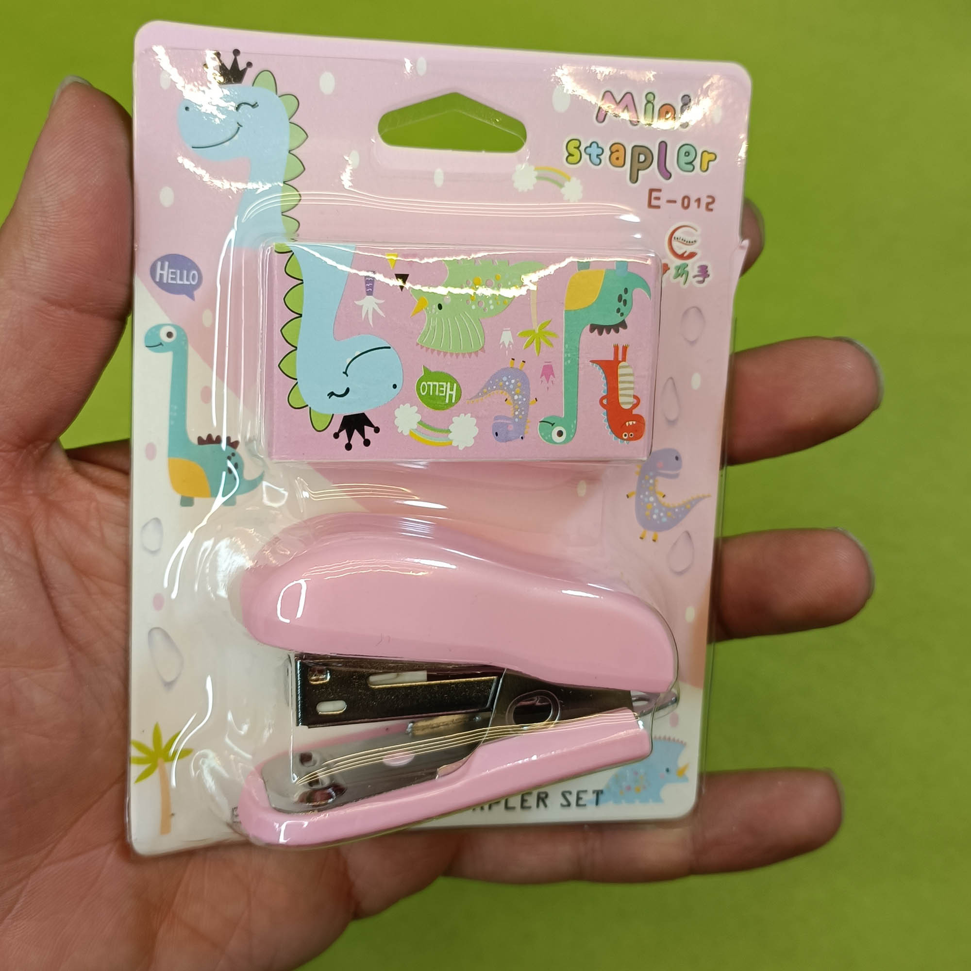 منگنه مدل فانتزی طرح دایناسور به همراه سوزن منگنه منگنه مدل فانتزی طرح دایناسور به همراه سوزن منگنه