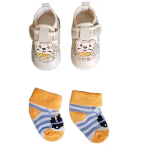 ست پاپوش و جوراب نوزادی مدل Hi baby