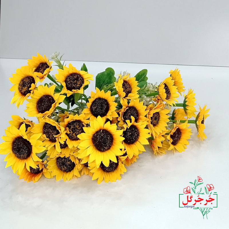 گل مصنوعی جُرجُرگل مدل آفتاب‌گردان 10 بازو، مناسب نصب رومیزی و دیواری، ساخته‌شده از الیاف مصنوعی مقاوم در برابر نور و رطوبت، بدون نیاز به نگهداری، ابعاد 20×20×40 سانتی‌متر، وزن 150 گرم