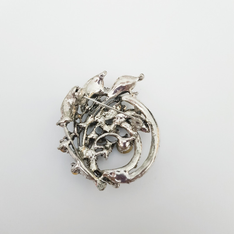 سنجاق سینه زنانه مدل برگ نگینی