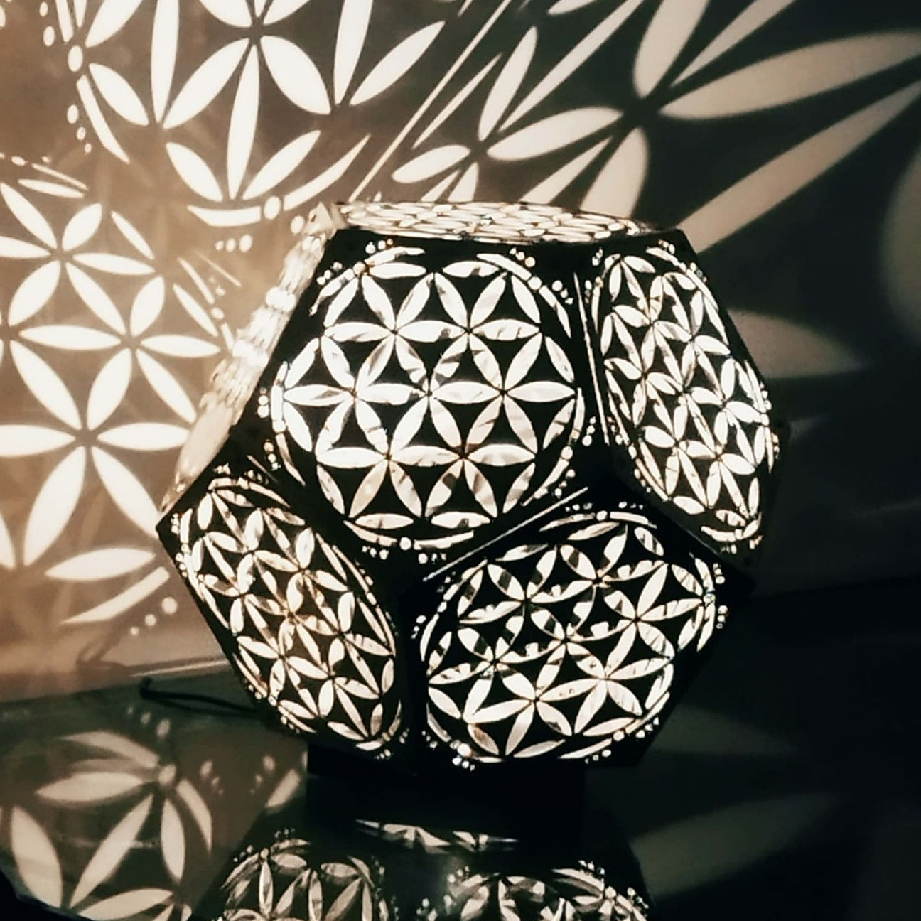 چراغ رومیزی مدل دوازده وجهی