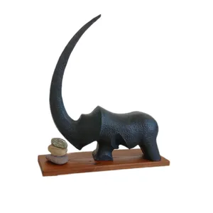 مجسمه مدل کرگدن و سنگ رودخانه ای