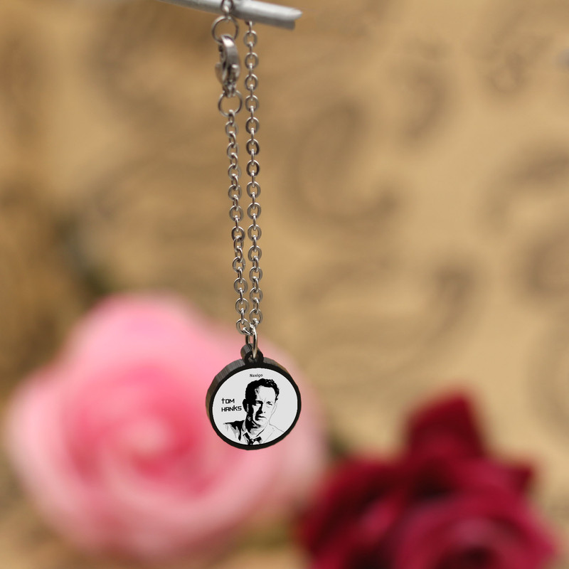 آویز ساعت زنانه ناکسیگو مدل شب تاب طرح تام هنکس کد AW8790