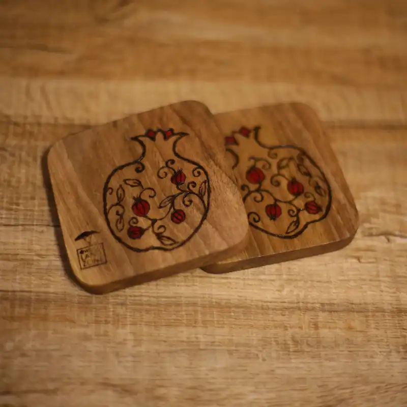 زیر لیوانی چوبی وودلندزون مدل انار یلدا بسته 2 عددی