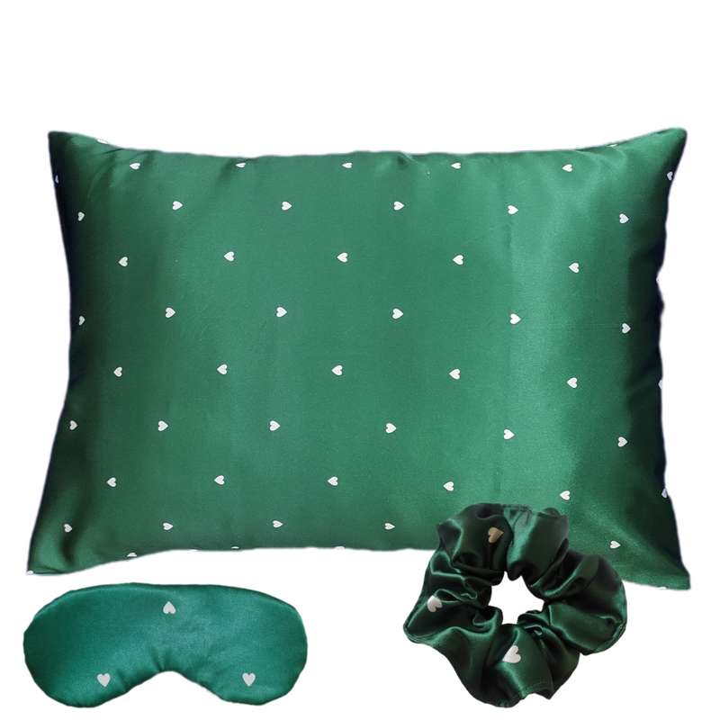 رو بالشی مدل ساتن ابریشم طرح قلب به همراه کش مو و چشم بند رو بالشی مدل ساتن ابریشم طرح قلب به همراه کش مو و چشم بند