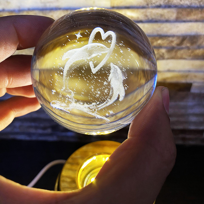 چراغ خواب مدل گوی کریستال چرخان طرح قلب و دلفین کلید دار