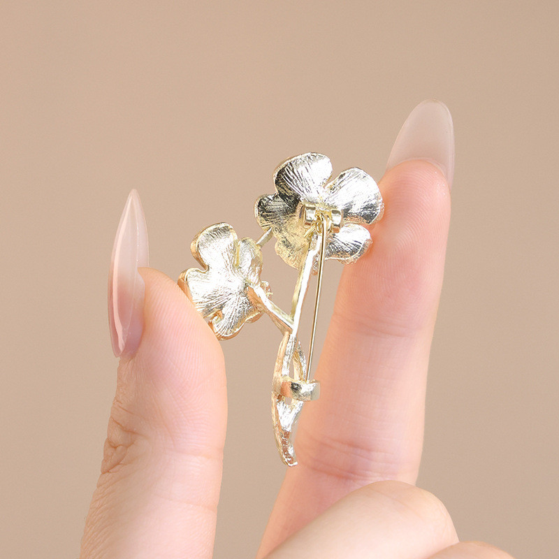 گل سینه زنانه مدل شکوفه مرواریدی گل سینه زنانه مدل شکوفه مرواریدی