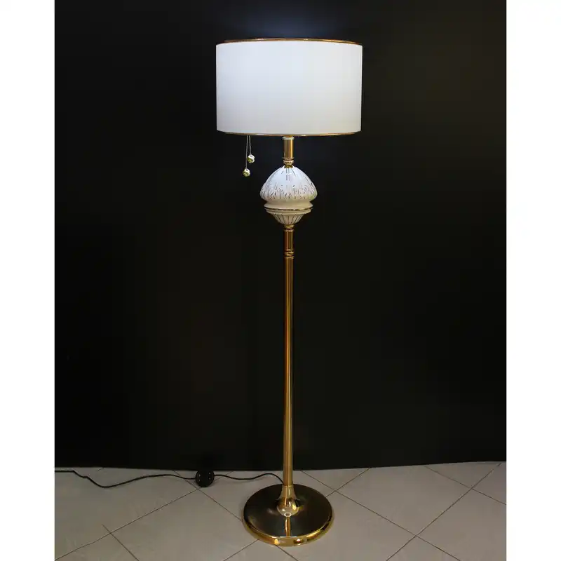 آباژور ایستاده مدل آستیاژ 02 کنار سالنی