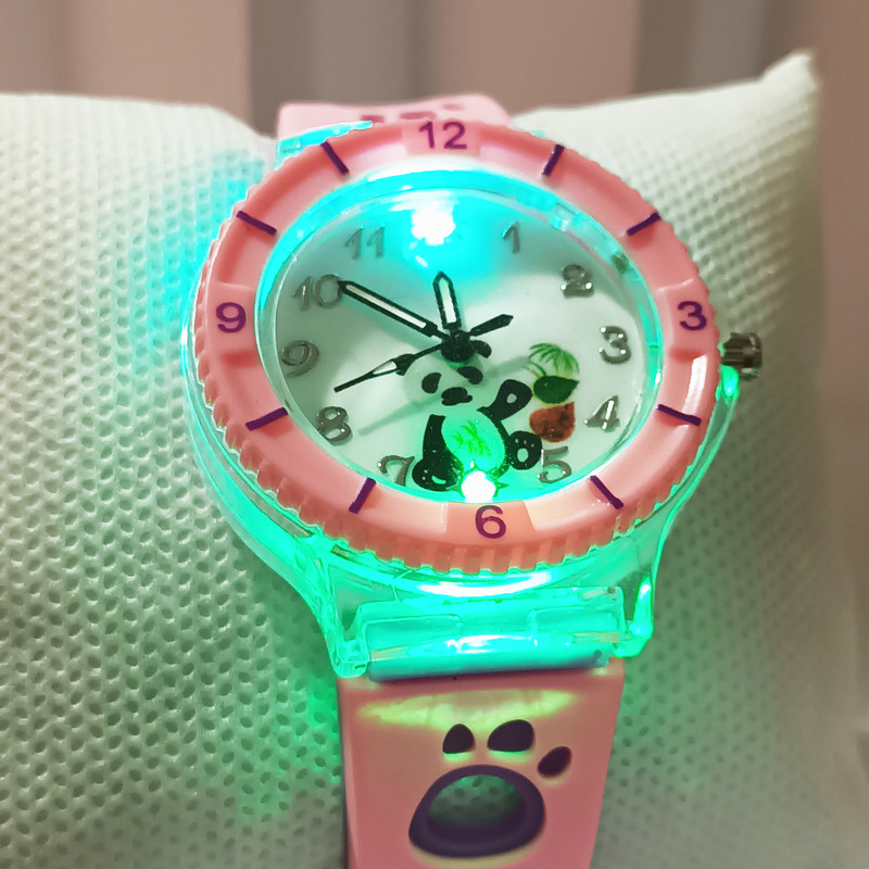 ساعت مچی عقربه ای بچکانه مدل چراغ دار عروسکي طرح پاندا