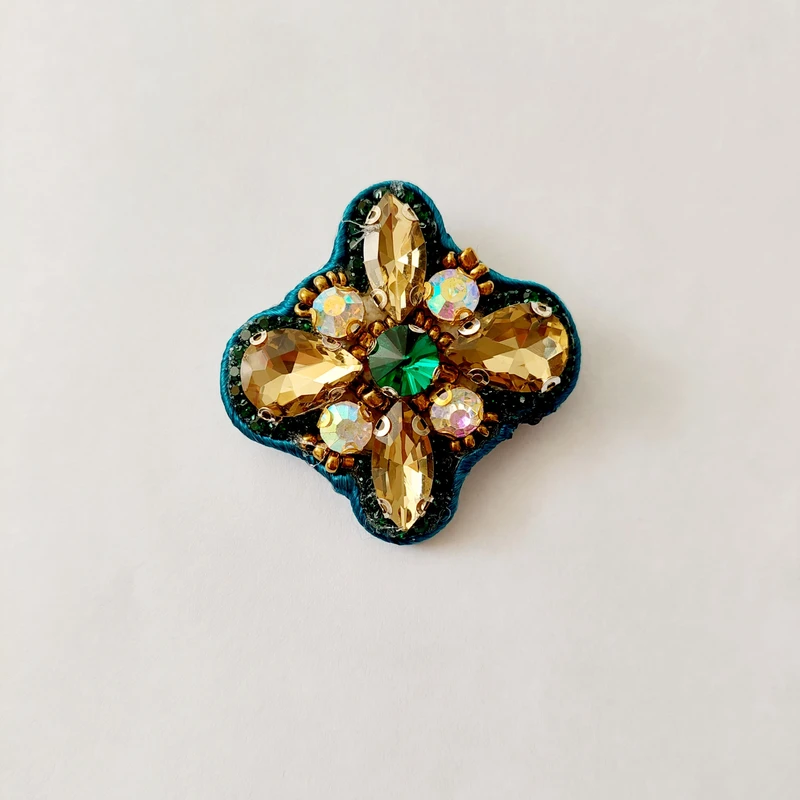 گل سینه زنانه مدل  جواهر دوزی گل زمردی