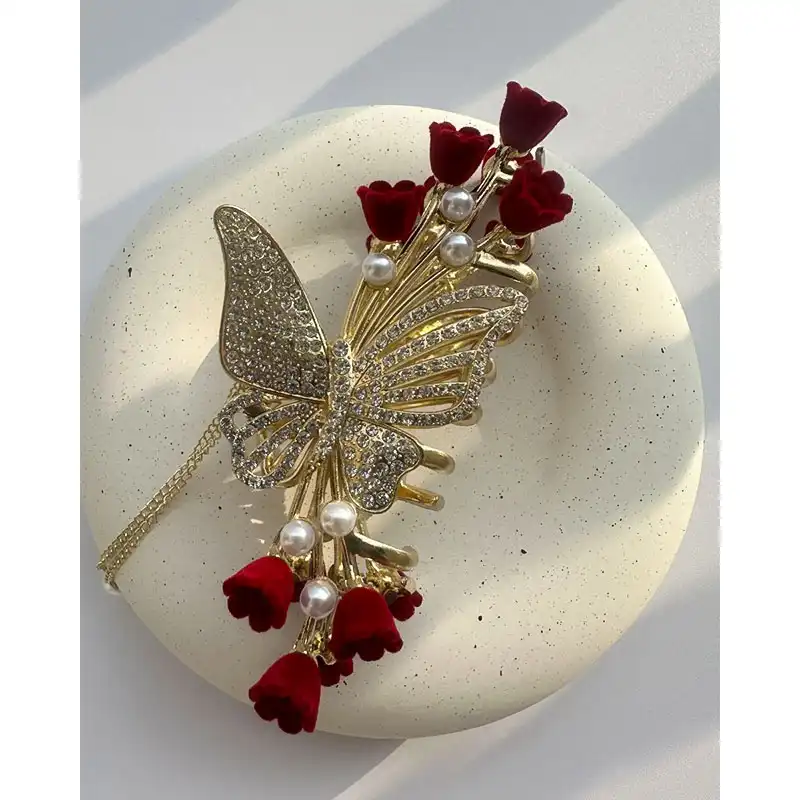 کلیپس مو زنانه مدل مجلسی نگین دار طرح پروانه و گل مخمل دارای آویز مروارید کد 3030