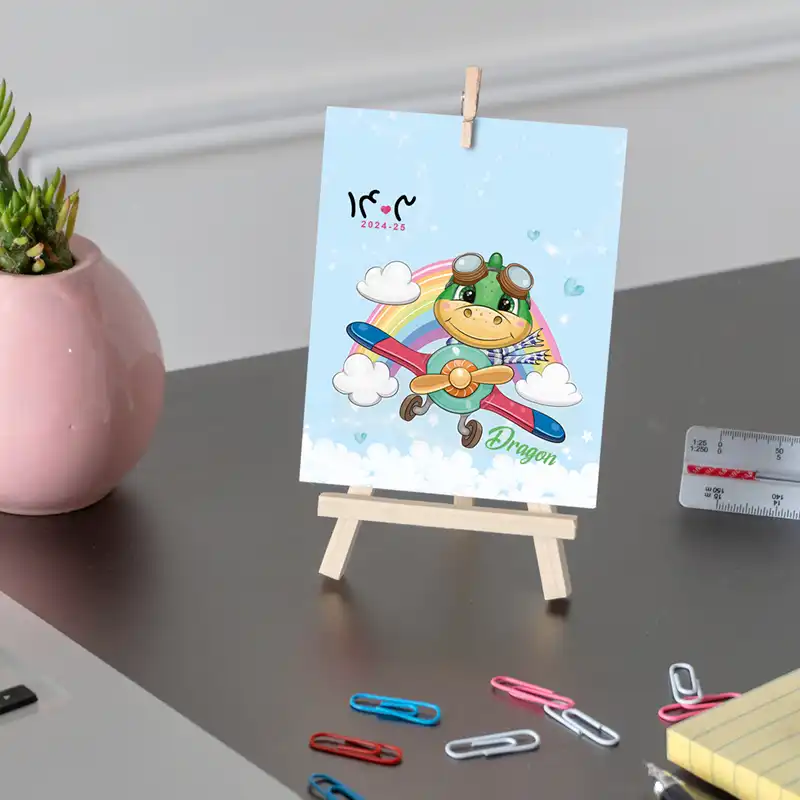 تقویم رومیزی سال 1403 طرح اژدها کوچولو مدل بوم چوبی خلبان