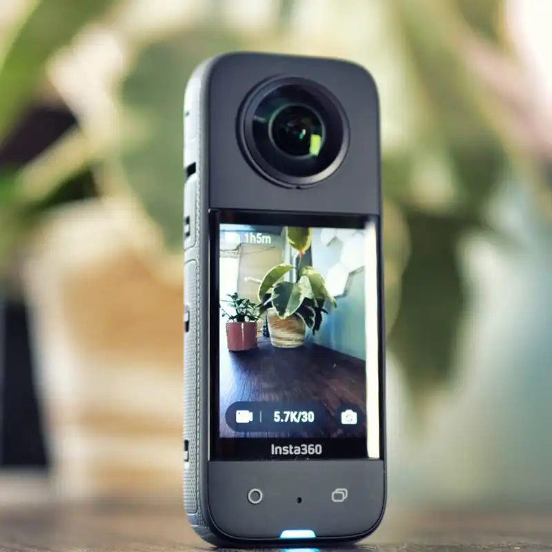 دوربین فیلم برداری اینستا 360 مدل One X3 همراه با محافظ لنز و مونوپاد