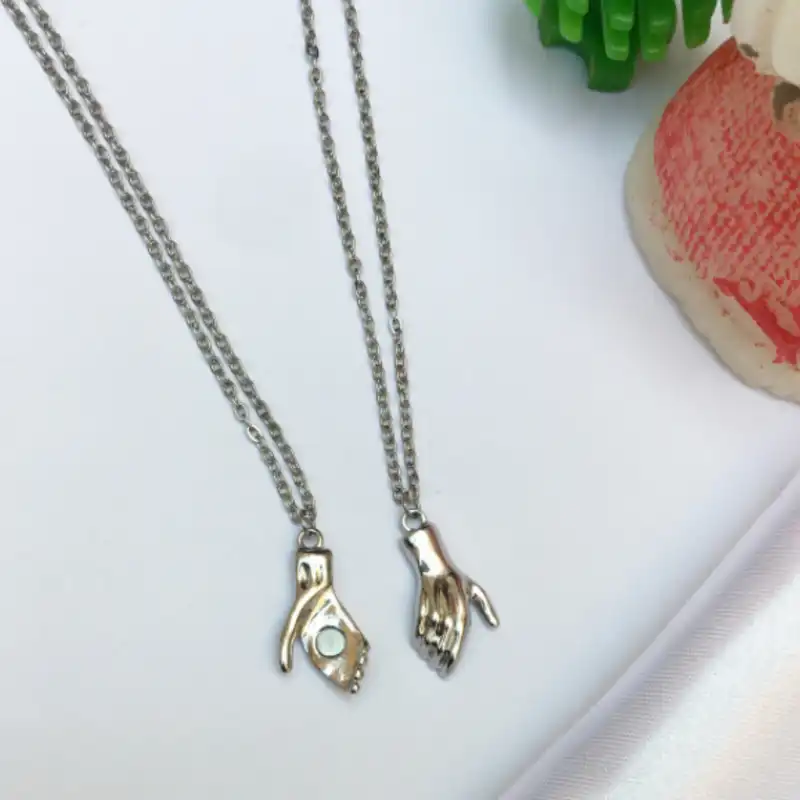 گردنبند زنانه مدل دست مگنتی بسته 2 عددی