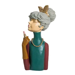 مجسمه مدل دختر رژ لب به دست