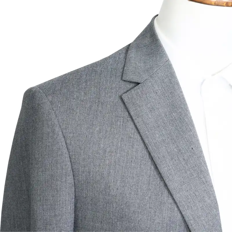 کت و شلوار مردانه مدل یقه انگلیسی رگولار فیت کد 24050 طرح سوزنی کوکما  رنگ طوسی روشن