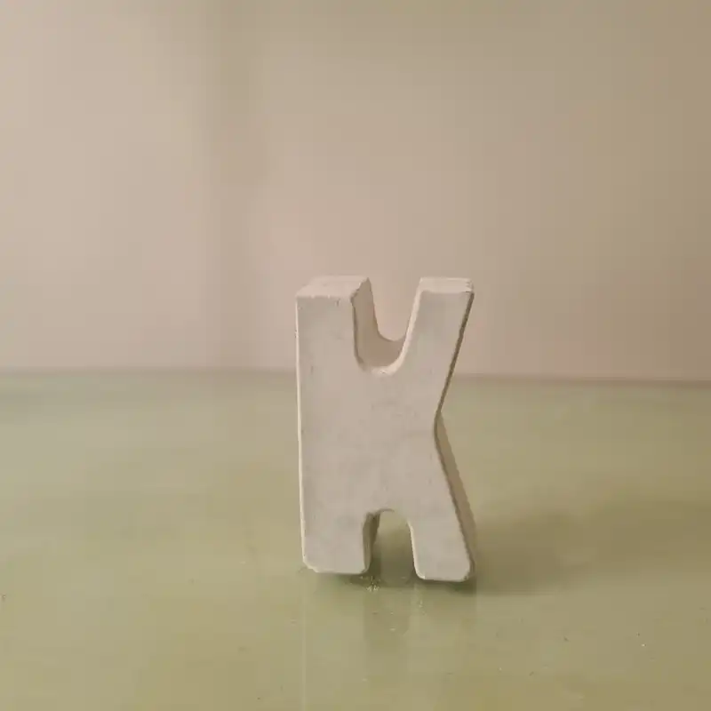 استند رومیزی تزیینی مدل حرف K