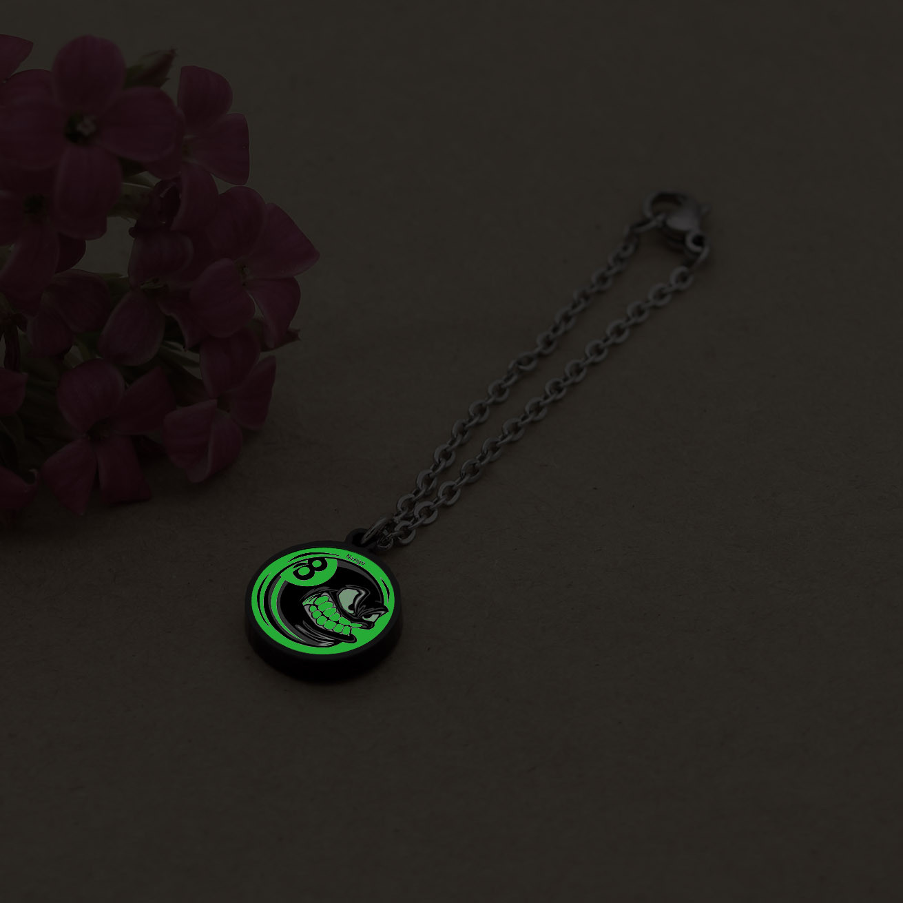 آویز ساعت زنانه ناکسیگو مدل شب تاب طرح بیلیارد کد AW8996