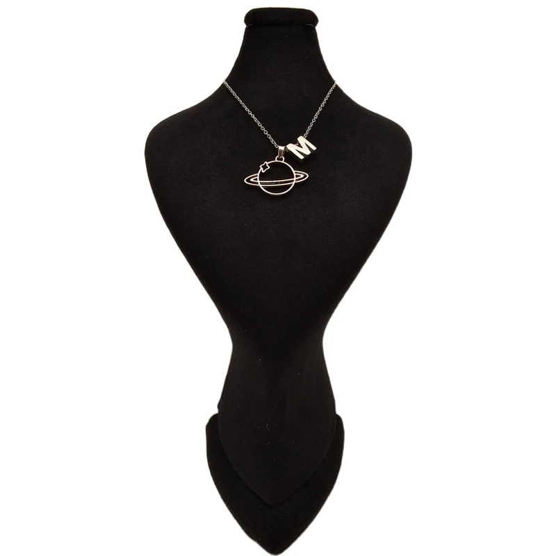 گردنبند زنانه مدل زحل و حرف انگلیسی M