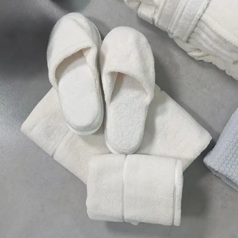 سرویس حوله پالتویی 11 تکه مدل عروس و داماد طرح میکرو کد 61891