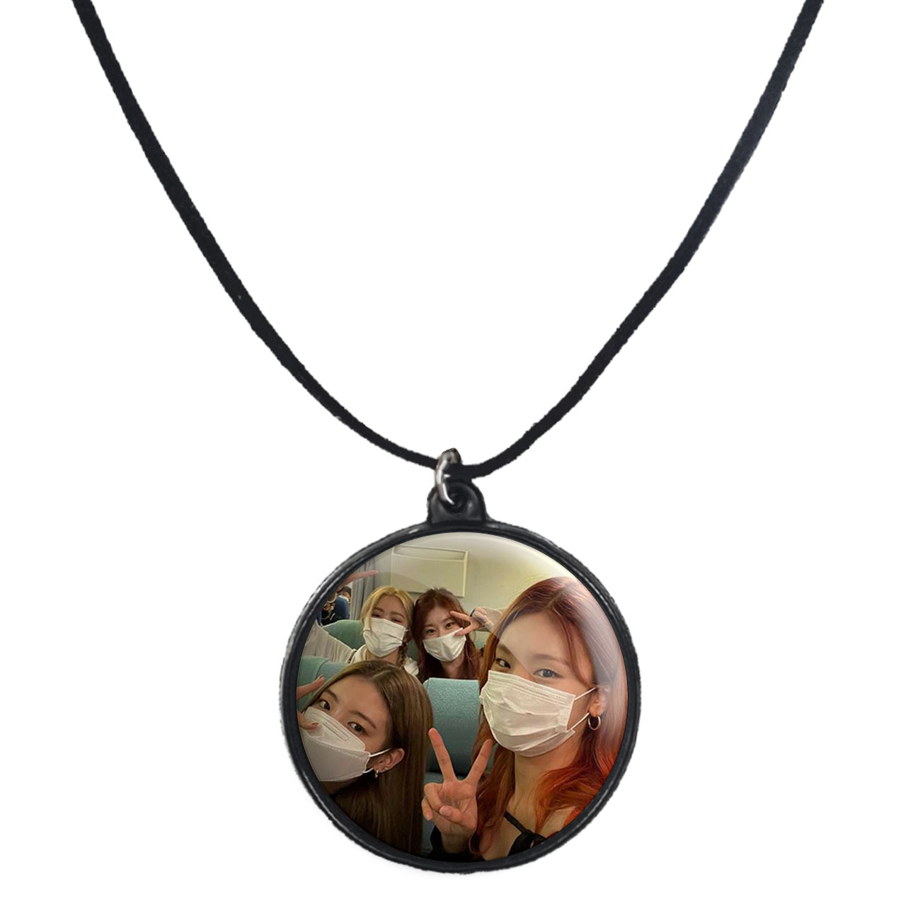 گردنبند پرمانه طرح گروه موسیقی ایتزی کد pmb.13066 مدل دو طرفه