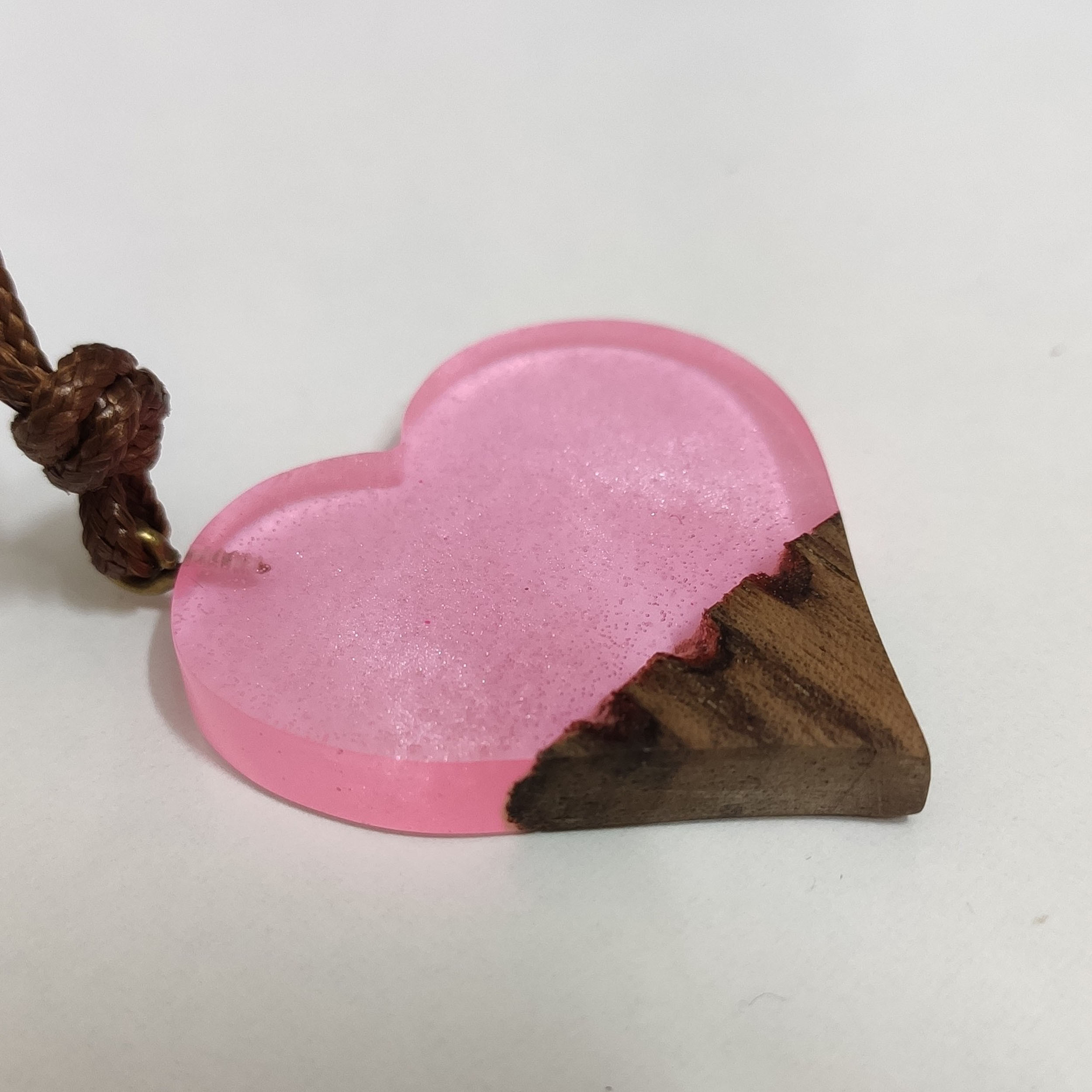 گردنبند دخترانه مدل چوب و رزین قلب شب تاب