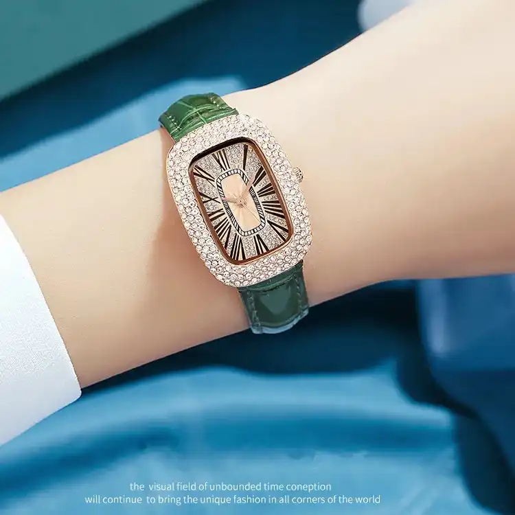 ساعت مچی عقربه ای زنانه مدل کلاسیک کژوال دور نگین بند ورنی کد 1