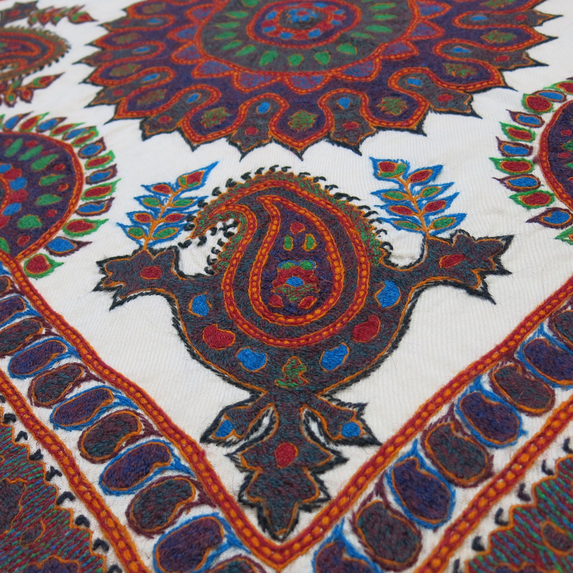 رومیزی سوزن دوزی طرح چهاربته  کد 102