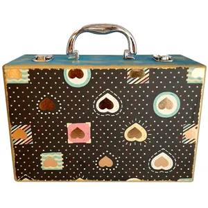 جعبه هدیه چوبی مدل چمدان طرح قلب شکلاتی