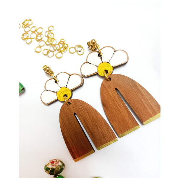 گوشواره زنانه مدل چوبی میخی طرح بابونه وحشی کد 14