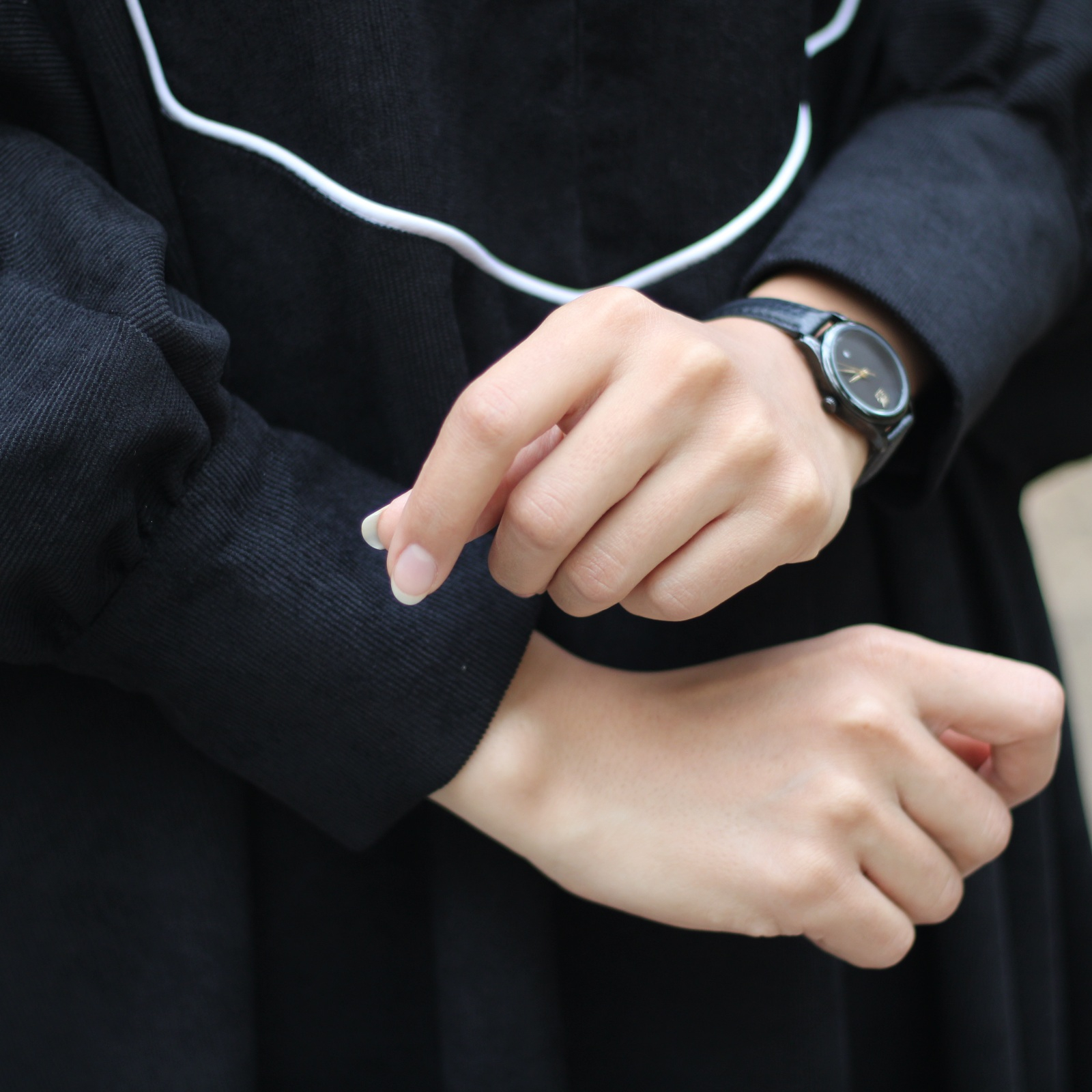 مانتو زنانه مدل عبایی پاییزی مخمل کبربتی رنگ مشکی