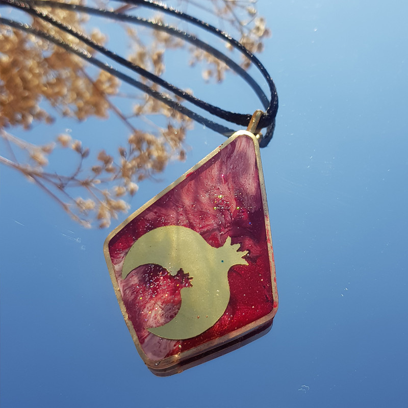 گردنبند دخترانه مدل رزینی طرح انار کد 004 گردنبند دخترانه مدل رزینی طرح انار کد 004