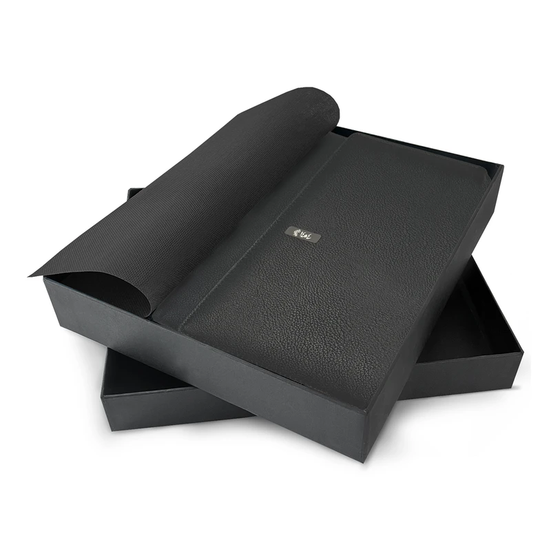 عکس شماره 2 : سالنامه 1404پدیده نقش مدل چرمی مشکی به همراه روان نویس و دفتر یادداشت و جعبه هاردباکس