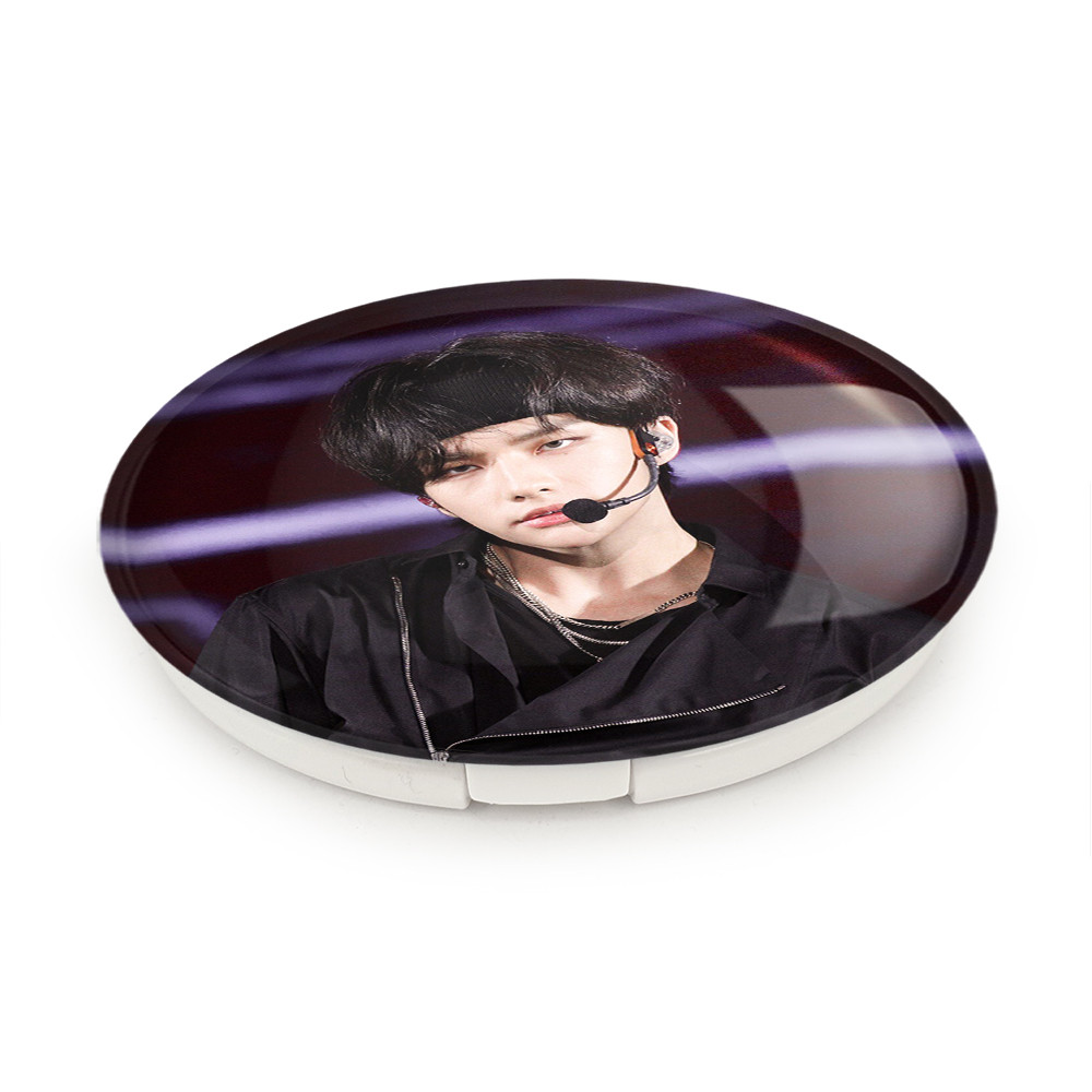 آینه جیبی خندالو طرح هیونجین گروه استری کیدز Stray Kids مدل تاشو کد 11866 آینه جیبی خندالو طرح هیونجین گروه استری کیدز Stray Kids مدل تاشو کد 11866