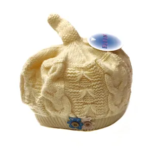 کلاه بافتنی بچگانه مدل برت گلدار رنگ زرد لیمویی