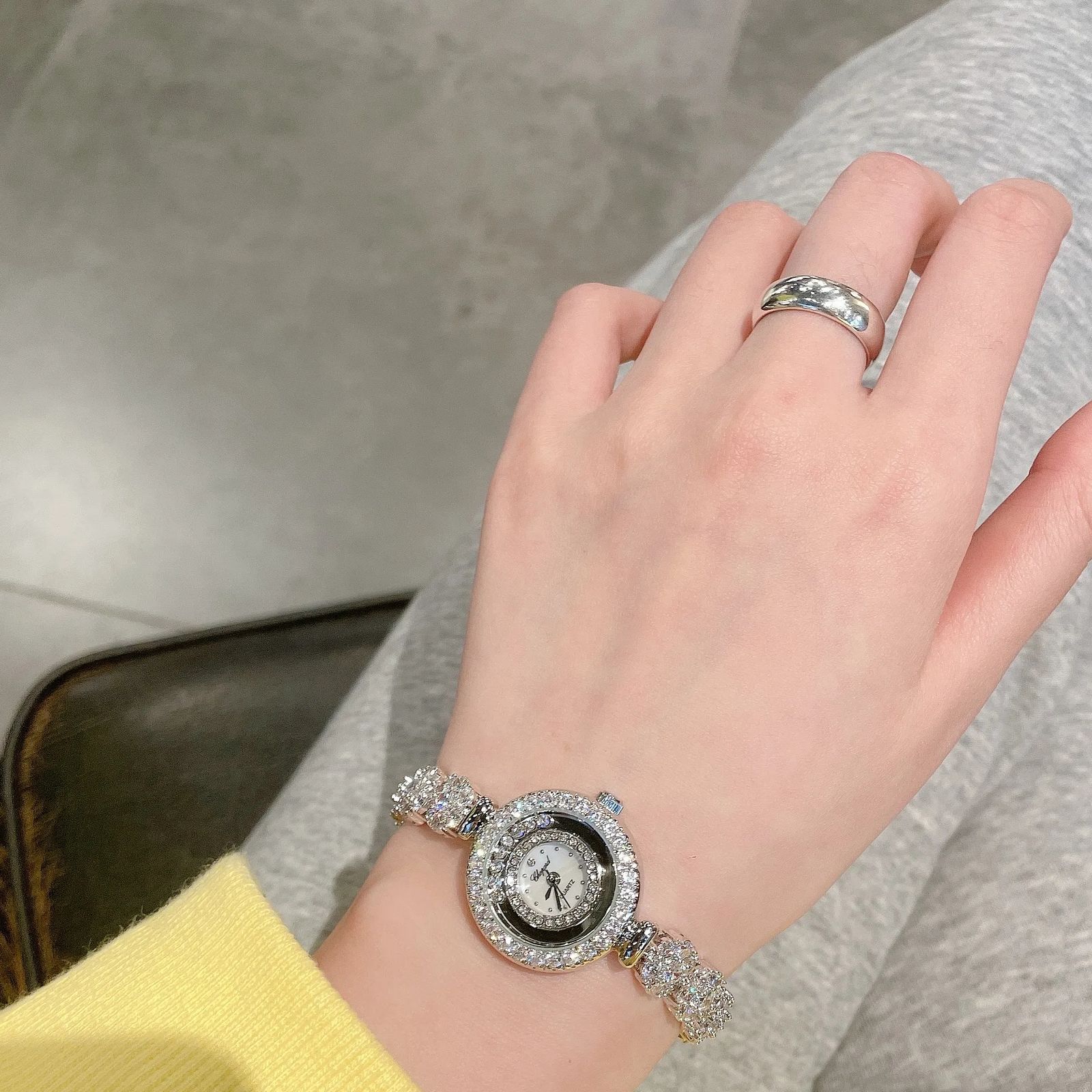 ساعت مچی عقربه ای زنانه رویال کرون مدل دور شنی - - 2