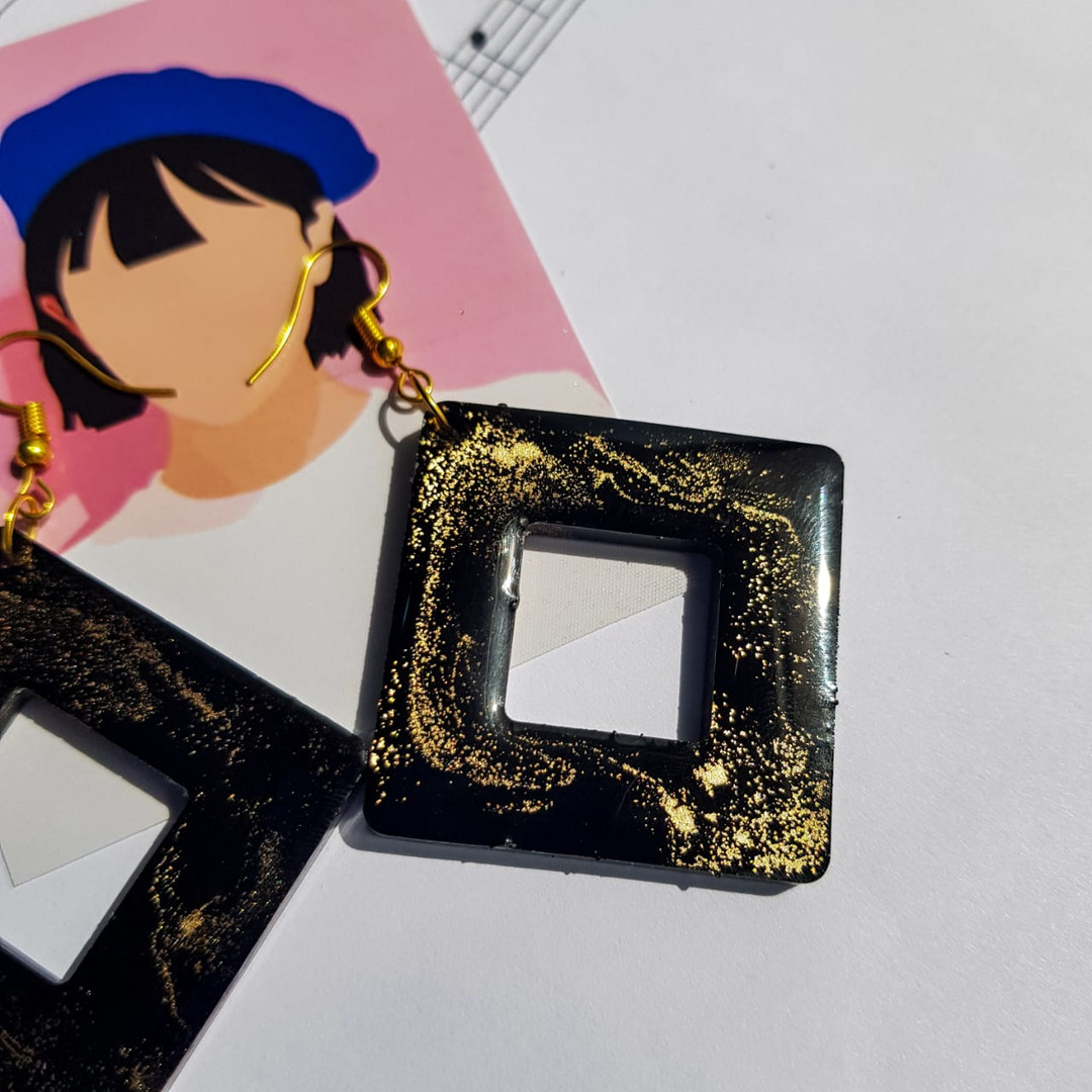 گوشواره دخترانه مدل رزینی ابر و بادی