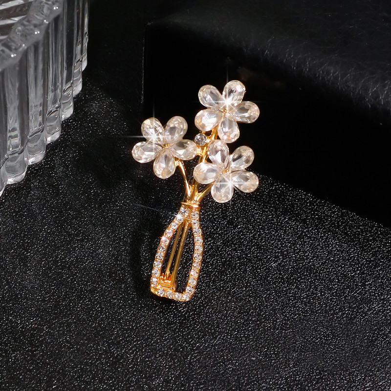 گل سینه زنانه مدل گلدان بلور