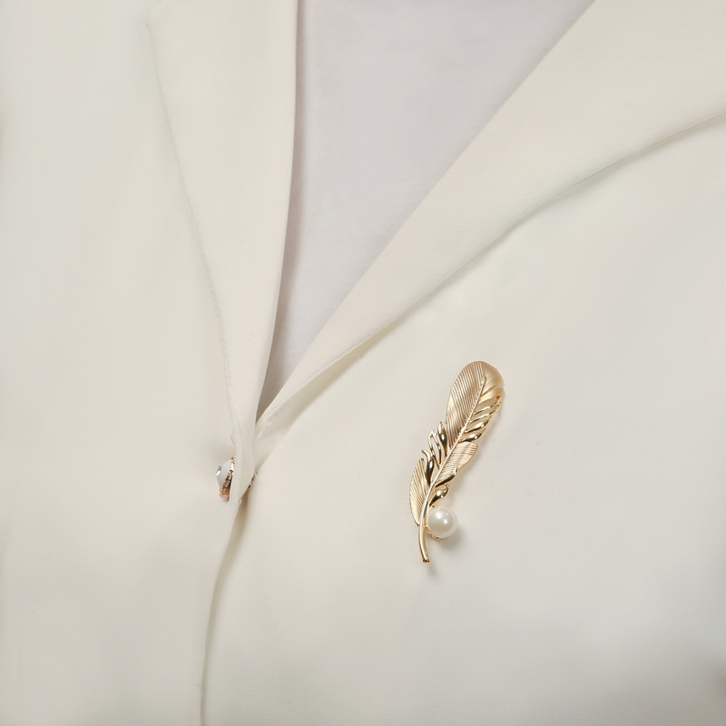 گل سینه زنانه مدل مروارید دار طرح پَر کد 112006328