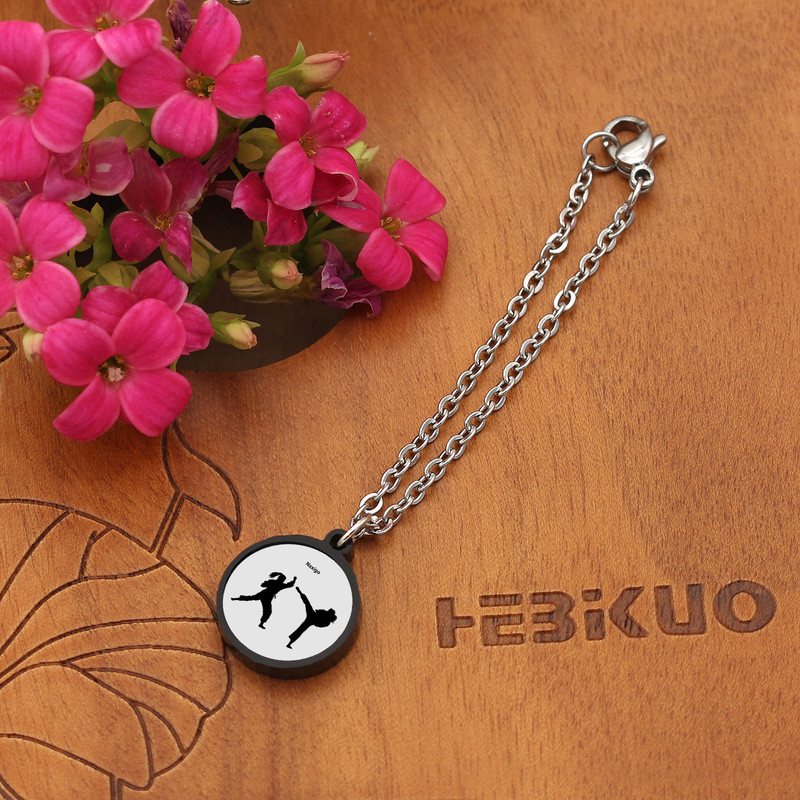 آویز ساعت زنانه ناکسیگو مدل شب تاب طرح کاراته کد AW8952