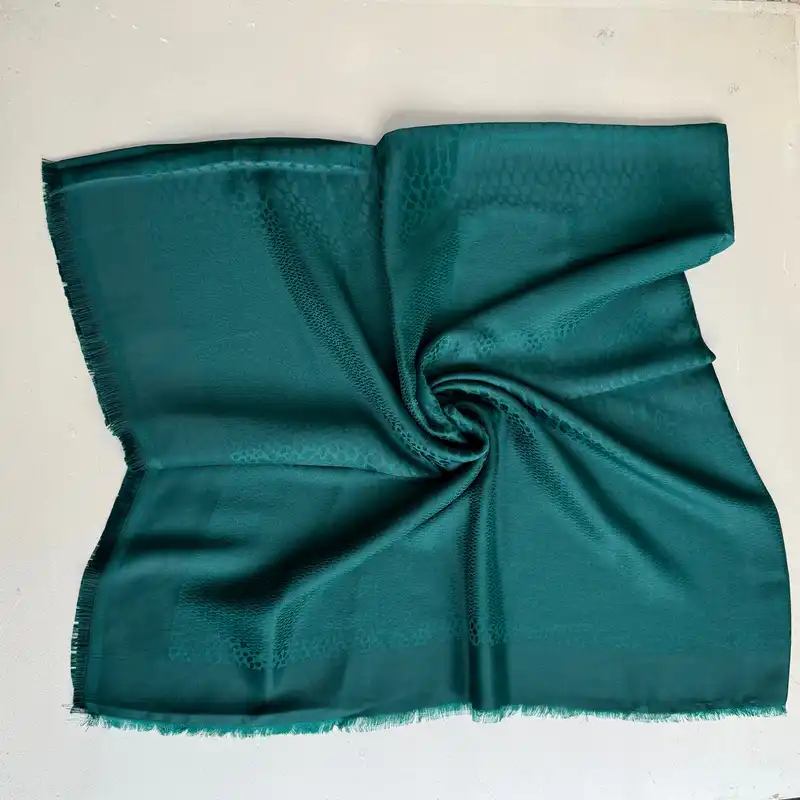 روسری زنانه مدل نخی ژاکارد پوست ماری دور ریش