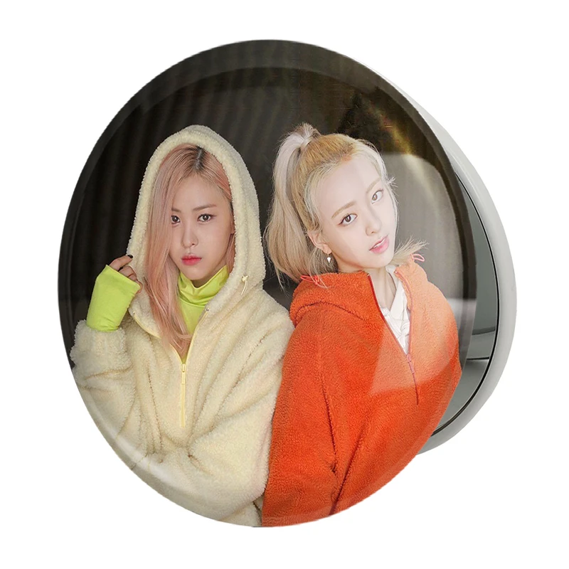 آینه جیبی خندالو طرح یونا و ریوجین گروه ایتزی ITZY مدل تاشو کد 12457 