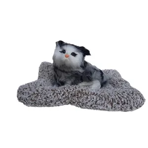 عروسک طرح گربه موزیکال مدل نشسته روی تشک طول 20 سانتی متر