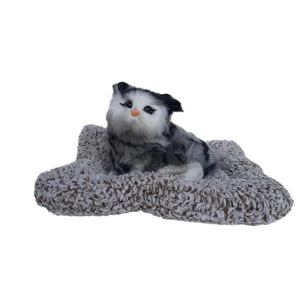 عروسک طرح گربه موزیکال مدل نشسته روی تشک طول 20 سانتی متر