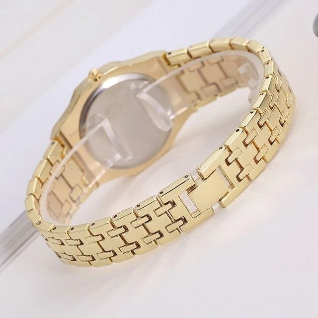 ساعت مچی عقربه‌ای کوارتز زنانه مدل کلاسیک دور نگین کد 03